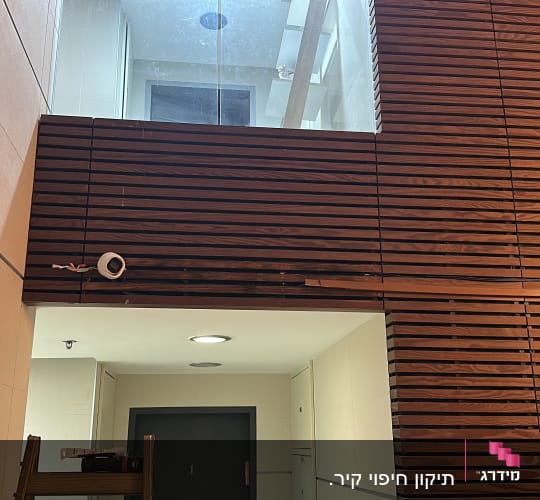 חיפוי עץ סרגלי דקורטיבי על גבי קיר פנימי